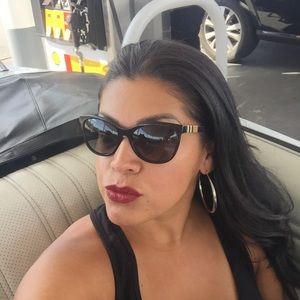 Meet your Posher, Crystal